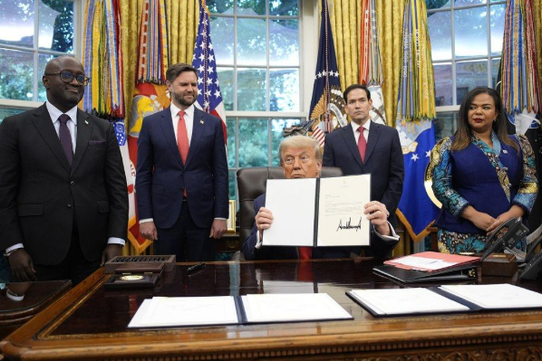 Tổng thống Trump ký hai sắc lệnh siết quyền công dân theo nơi sinh